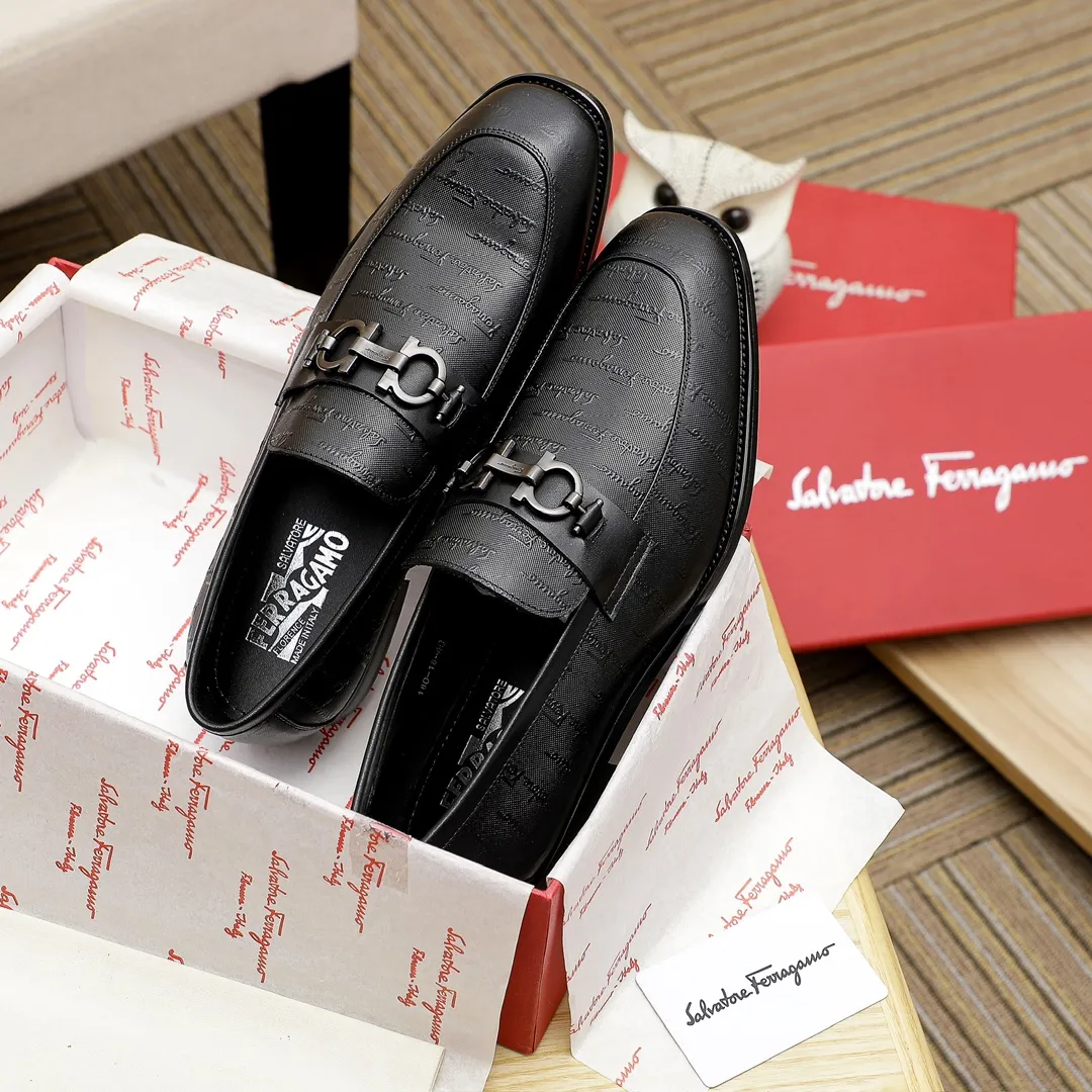 Factory price 460 🔥Ferragamo's new men's casual slip-on shoes🇨🇳Official website original 1:1 mold opening, original quality💯Fine workmanship, high-end luxury☘The upper is made of imported Italian first-layer cowhide🌴Water-dyed🐂Leather lining🍓Rubber wear-resistant and non-slip outsole, breathable and comfortable to wear🍍The first choice for high-grade men, black is optional! Code number 38-44 (45.46. Can be customized)